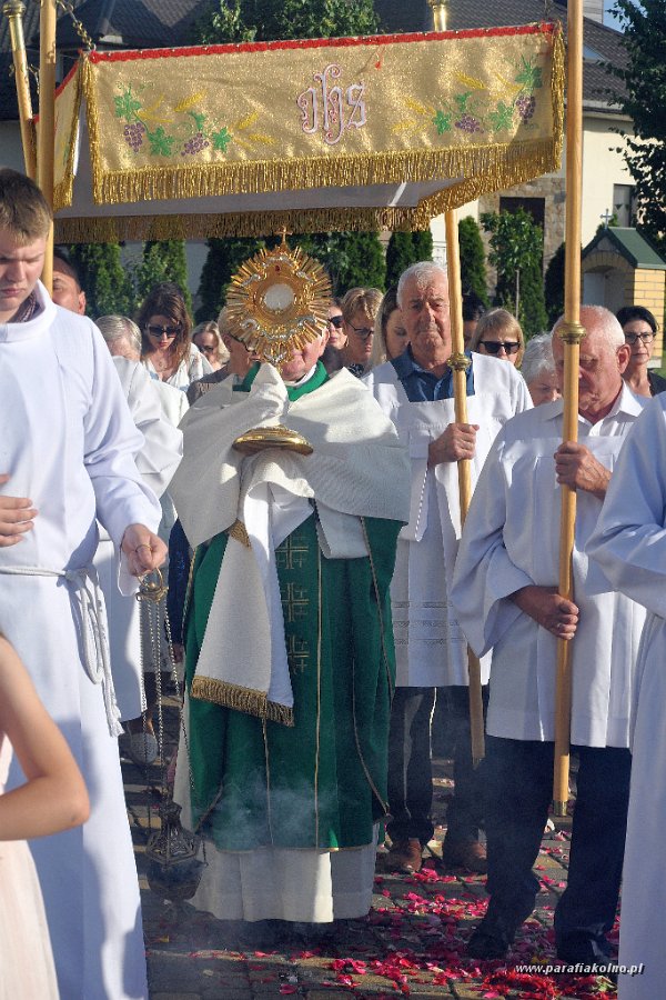 62 Procesja eucharystyczna.jpg